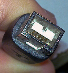 http://upload.wikimedia.org/wikipedia/commons/thumb/a/a3/Firewire800.jpg/220px-Firewire800.jpg