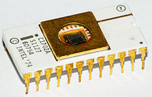 https://upload.wikimedia.org/wikipedia/commons/thumb/9/9f/EPROM_Intel_C1702A_%282%29.jpg/220px-EPROM_Intel_C1702A_%282%29.jpg