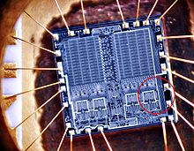 https://upload.wikimedia.org/wikipedia/commons/thumb/9/9e/Eprom-st%C5%99edn%C3%AD.jpg/220px-Eprom-st%C5%99edn%C3%AD.jpg