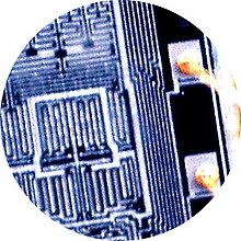 https://upload.wikimedia.org/wikipedia/commons/thumb/2/21/Eprom-detail.jpg/220px-Eprom-detail.jpg